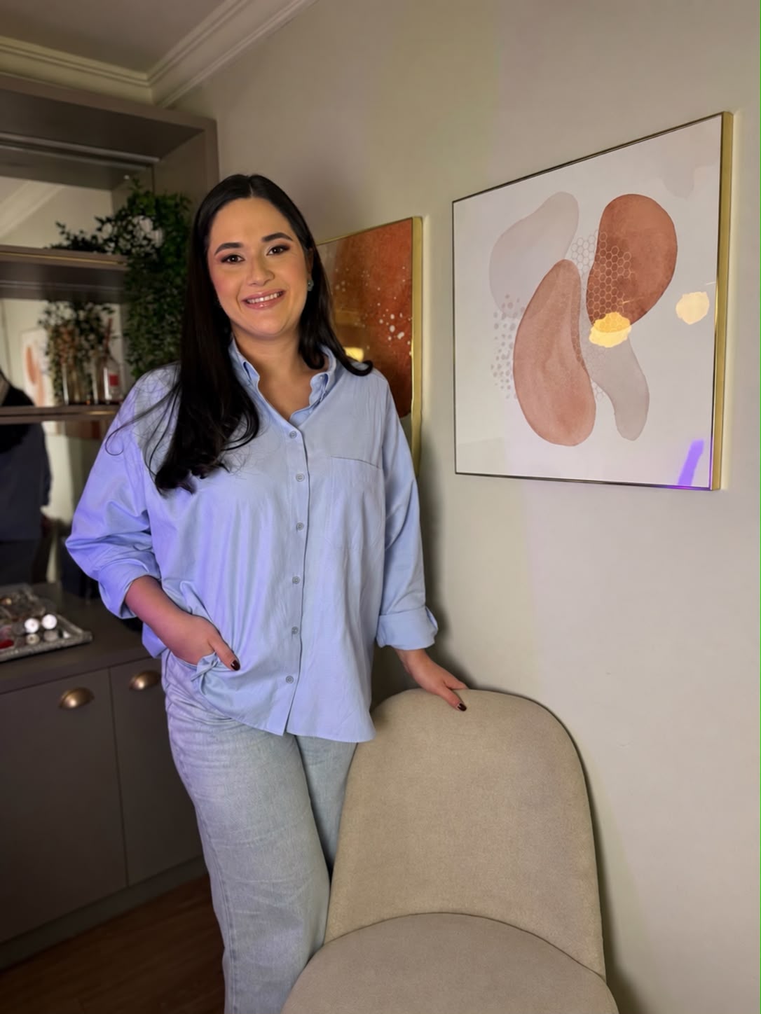 Dra. Larissa Costa em pé ao lado da cadeira